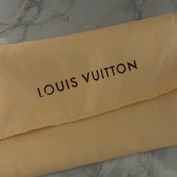 Louis Vuitton LV purse ( great condition ) - Picture 9 of 12
